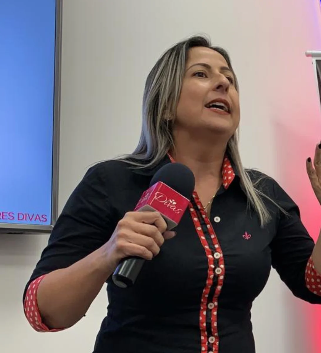 Rosemeire Hespanholeto palestrando com microfone durante um evento
