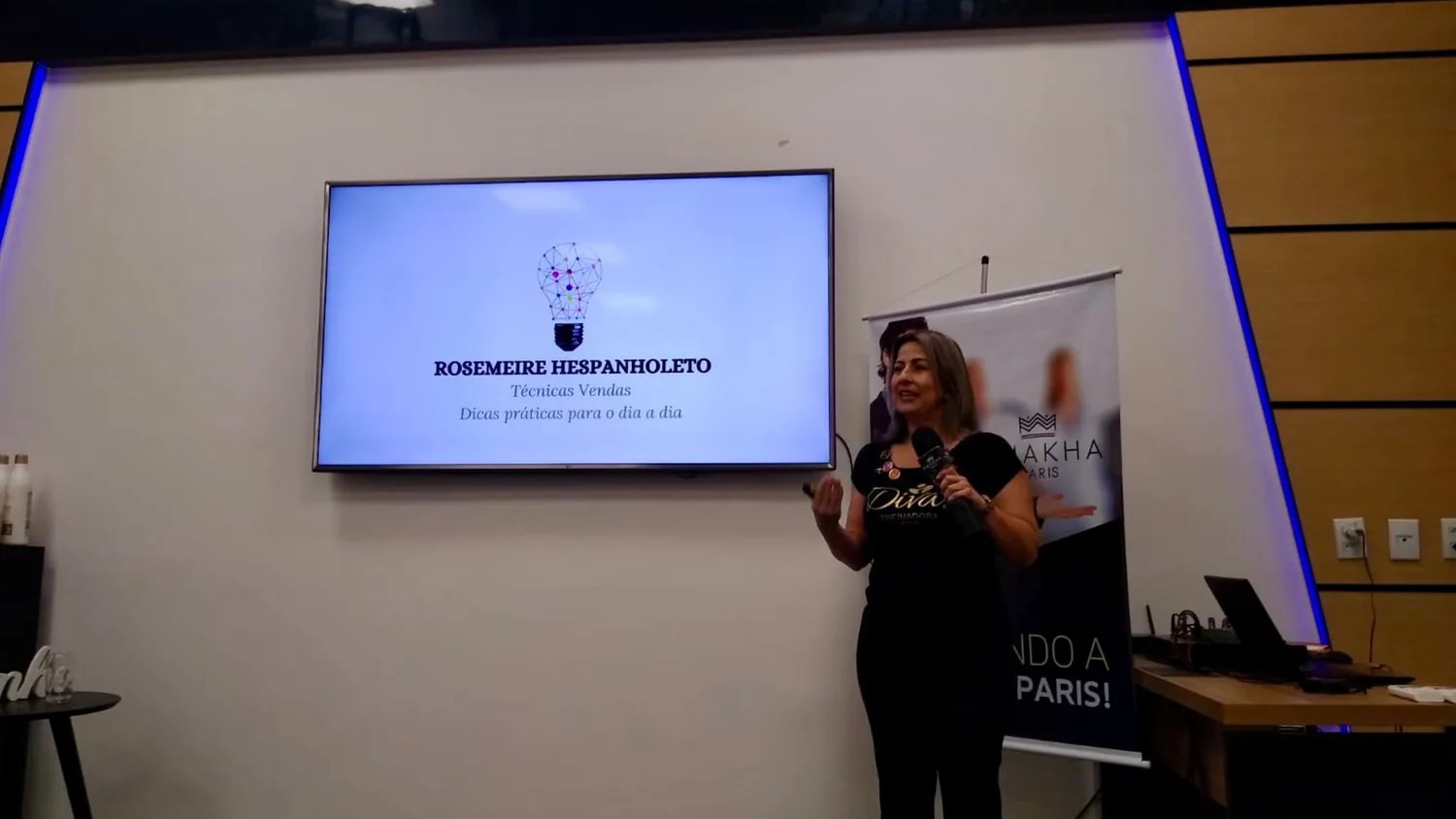 Rosemeire Hespanholeto conduzindo apresentação em ambiente de treinamento